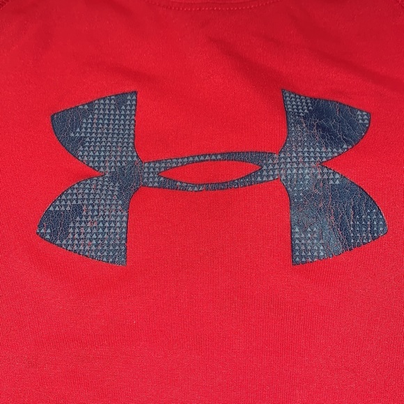 Like new! Lot of 2 boys under armor T-shirts. Size 5 - Picture 2 of 5